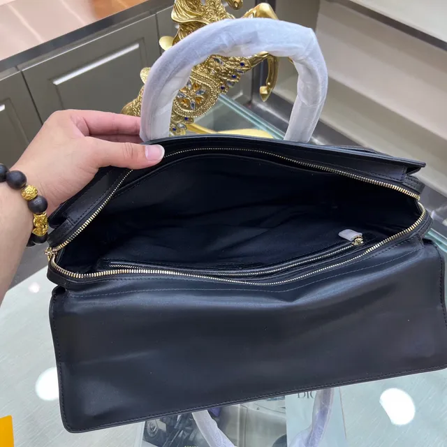 Louis Vuitton Sac Tote en cuir noir et or estampé crocodile avec fermeture à rabat supérieur 3