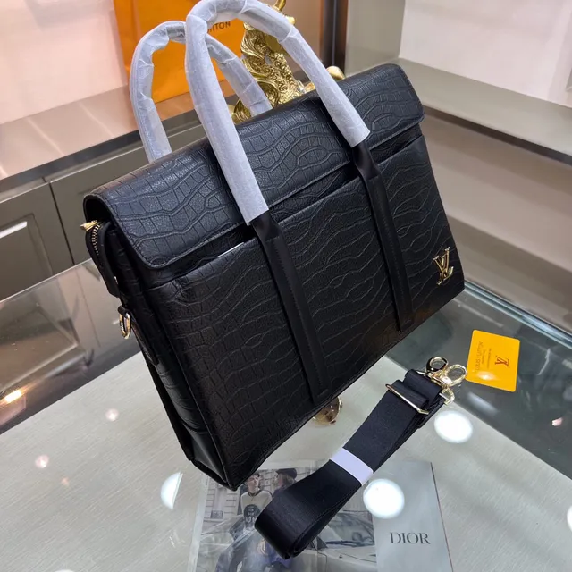 Louis Vuitton Sac Tote en cuir noir et or estampé crocodile avec fermeture à rabat supérieur 4