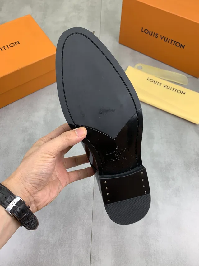 Louis Vuitton Sapatos Oxford de couro patentado preto com ponta de tapa 2