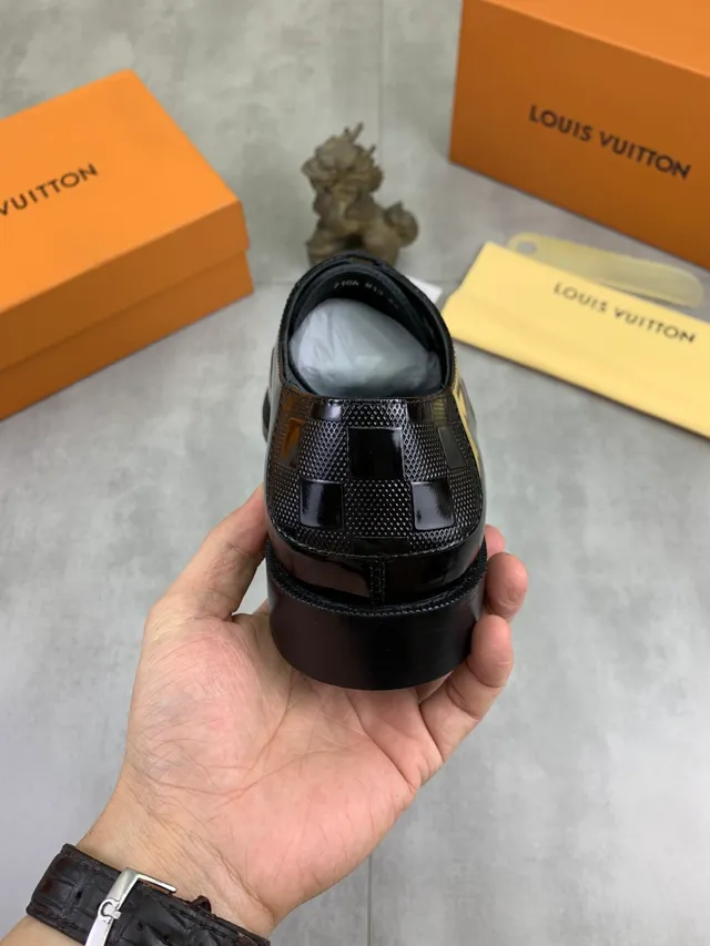 Louis Vuitton Sapatos Oxford de couro patentado preto com ponta de tapa 3