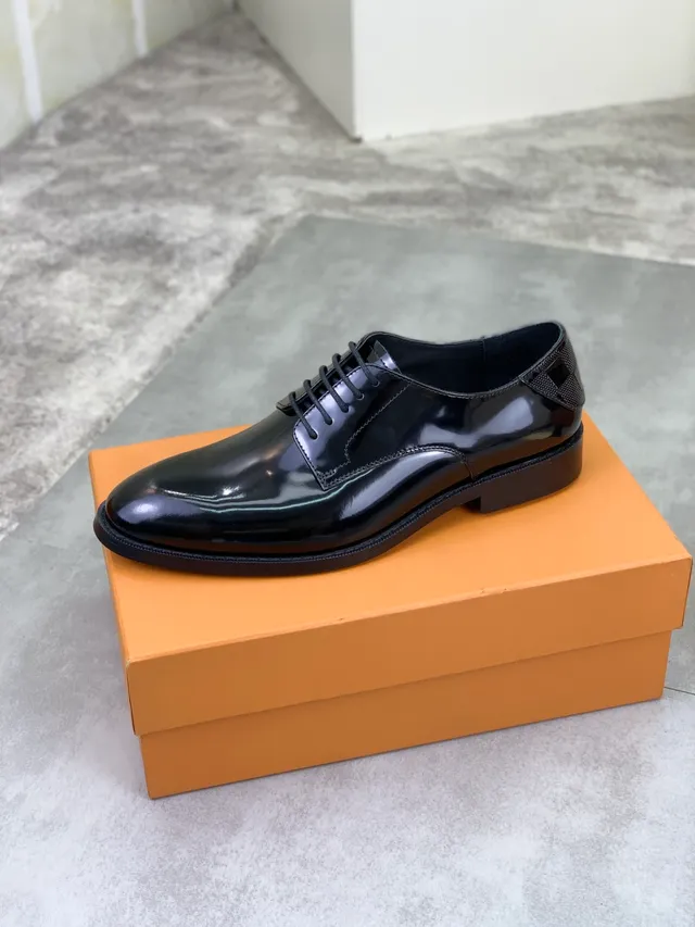 Louis Vuitton Sapatos Oxford de couro patentado preto com ponta de tapa 4
