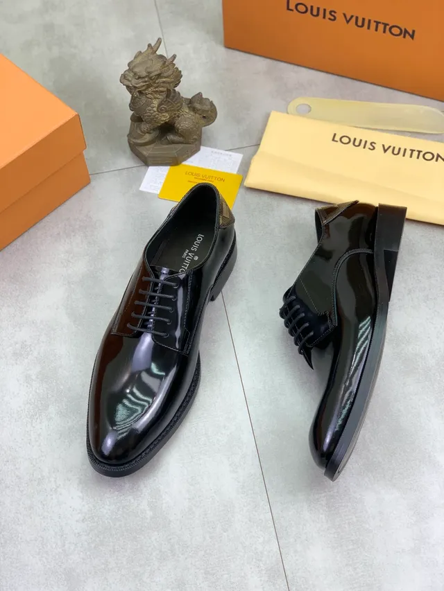 Louis Vuitton Sapatos Oxford de couro patentado preto com ponta de tapa 5