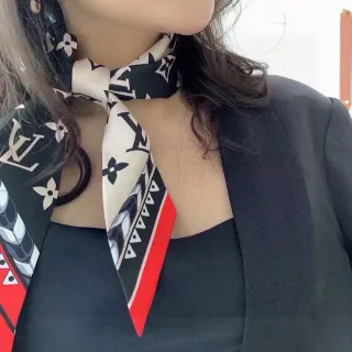 লুইস ভিটন কালো লাল মোনোগ্রাম প্রিন্ট ফ্লোরাল মোটিফ সিল্ক স্কার্ফ