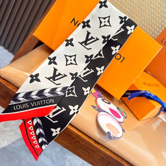 Louis Vuitton Écharpe de Soie Noir Rouge Impression Monogramme Motif Floral 2