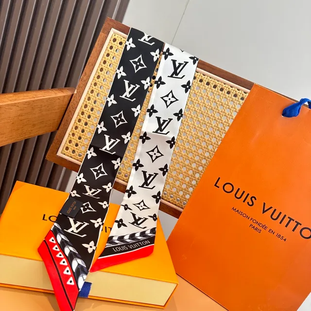 Louis Vuitton Écharpe de Soie Noir Rouge Impression Monogramme Motif Floral 4