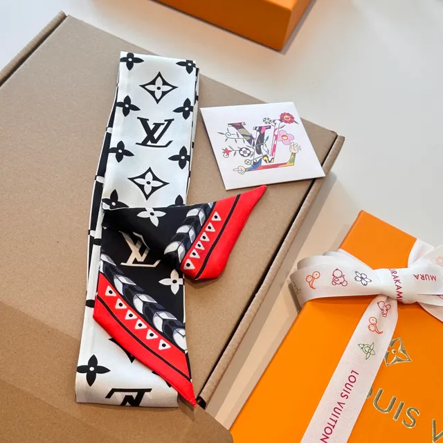 Louis Vuitton Écharpe de Soie Noir Rouge Impression Monogramme Motif Floral 7