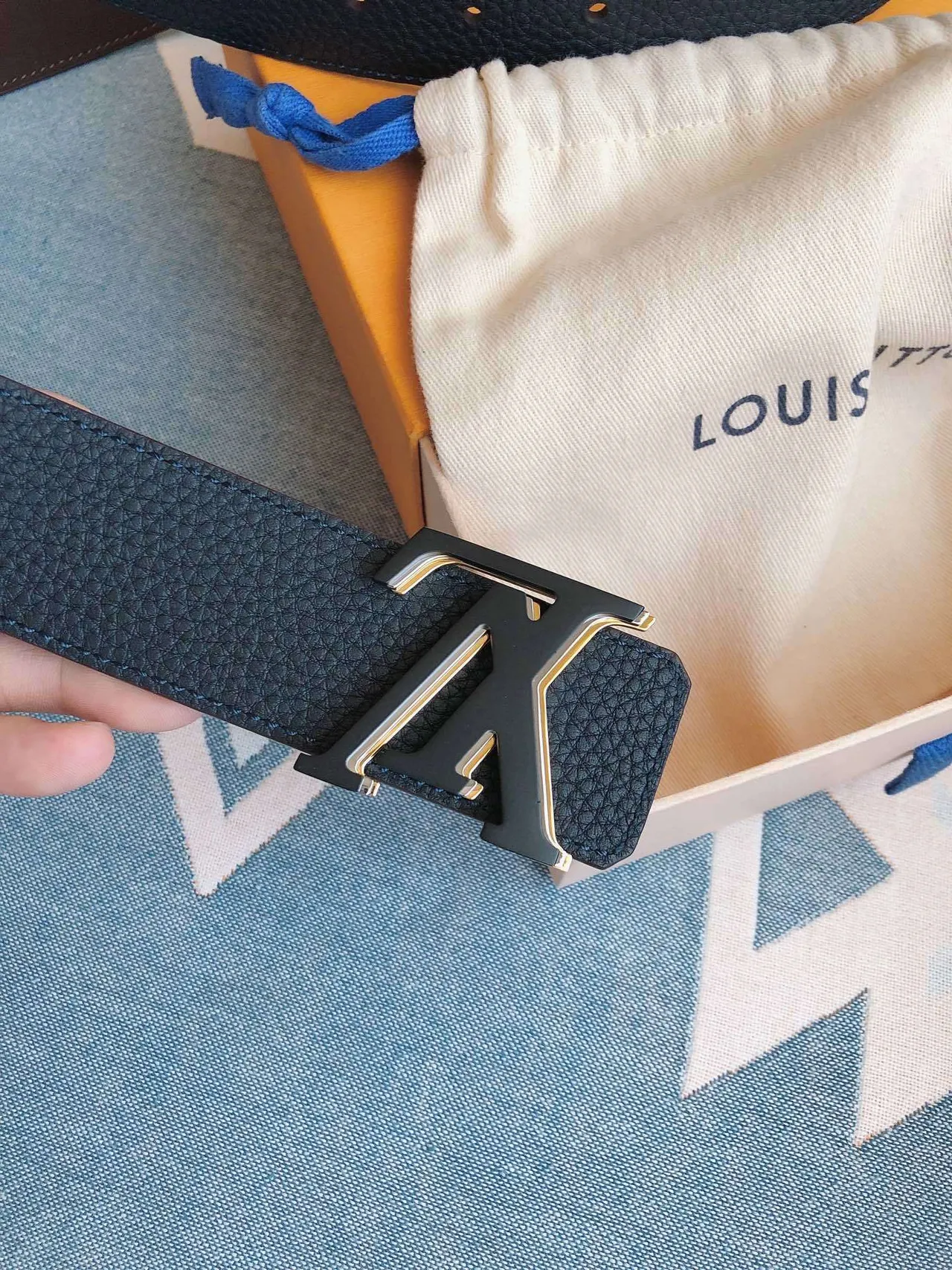 Louis Vuitton Blue Gold Pebbled Turnlock Buckle Leather Belt 4