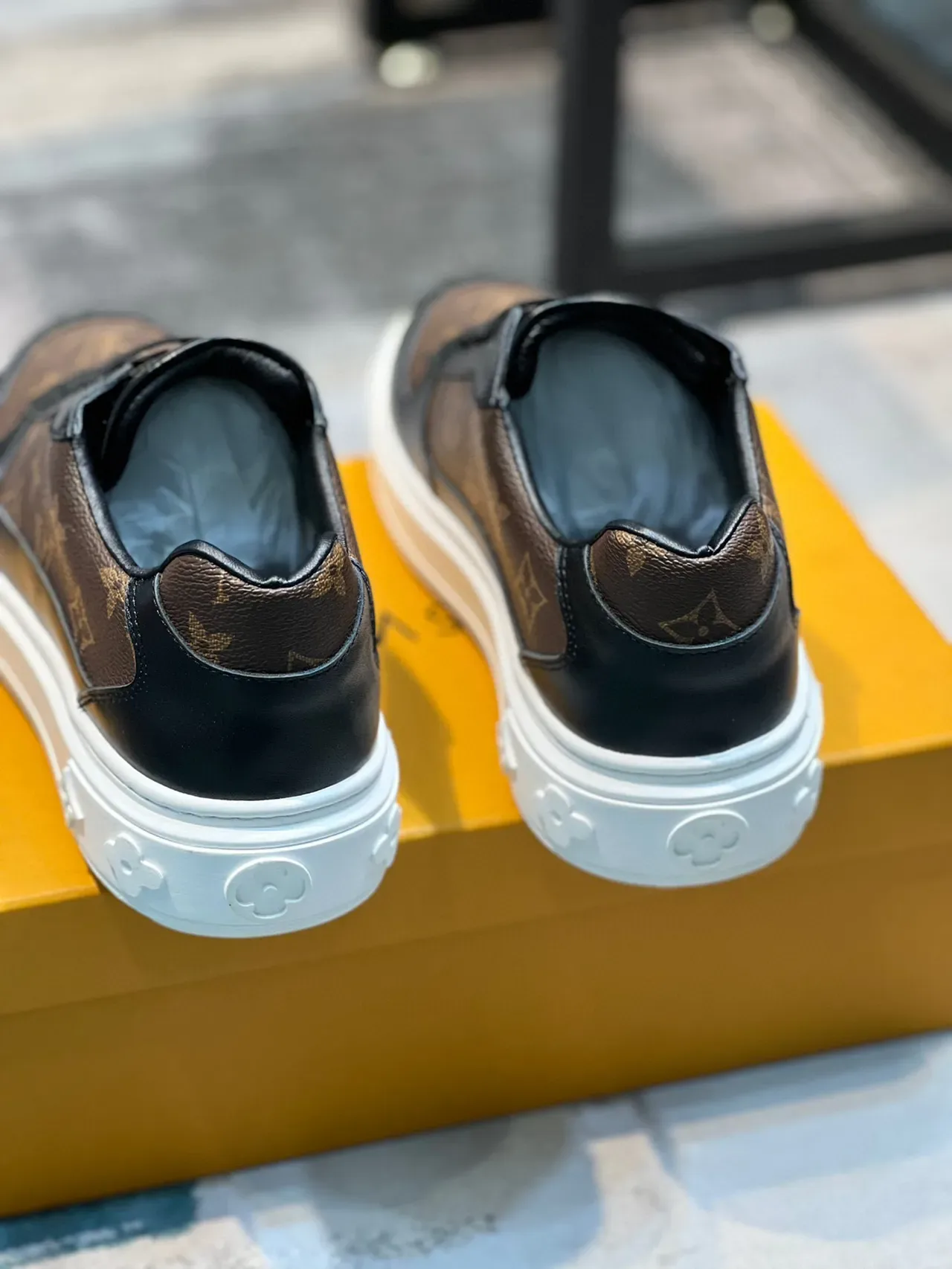 Louis Vuitton Marron Noir Monogram Toile Cuir Overlays Sneakers Lifestyle 2