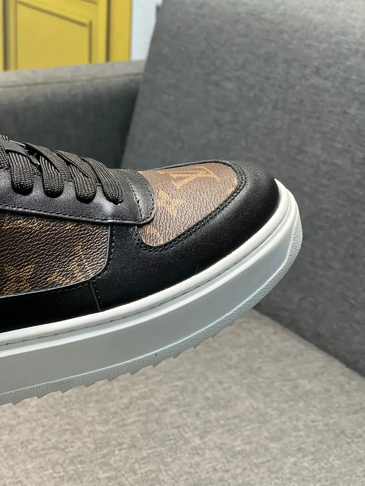 Louis Vuitton Marron Noir Monogram Toile Cuir Overlays Sneakers Lifestyle 4