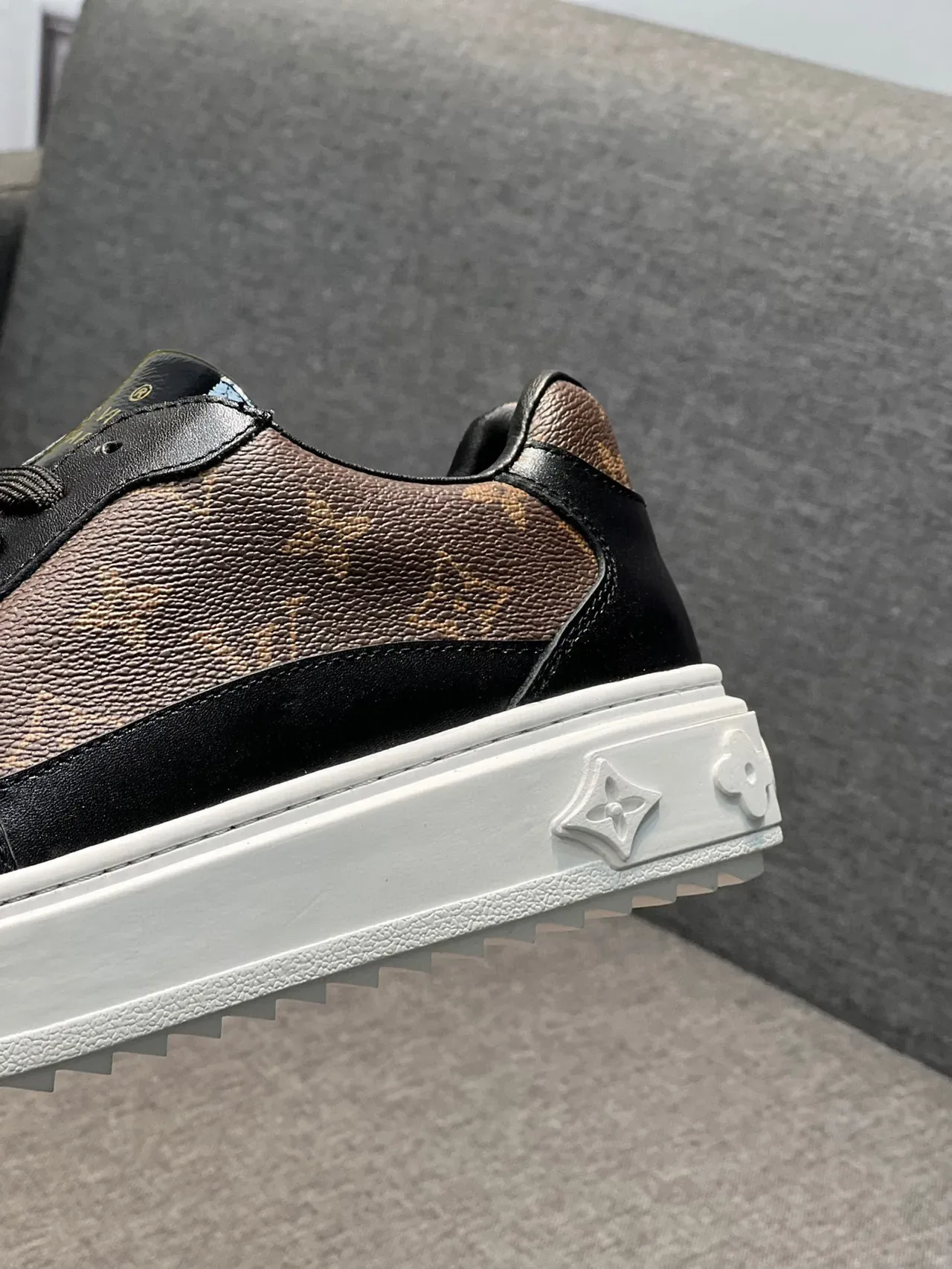 Louis Vuitton Marron Noir Monogram Toile Cuir Overlays Sneakers Lifestyle 8
