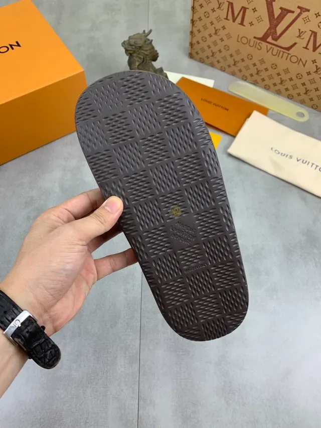 Louis Vuitton Tongs Marron Doré en Cuir avec Semelle Confortable 2