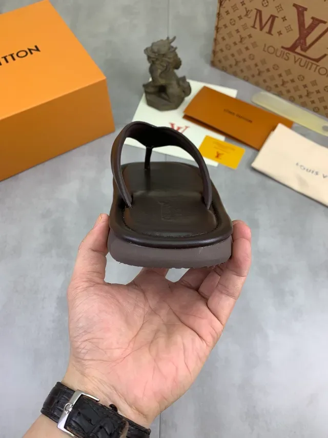 Louis Vuitton Tongs Marron Doré en Cuir avec Semelle Confortable 3