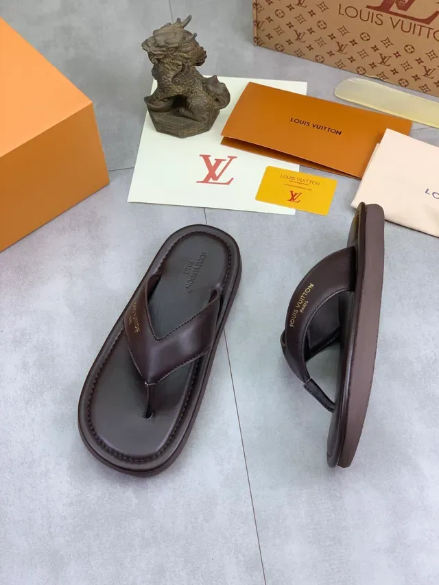 Louis Vuitton Tongs Marron Doré en Cuir avec Semelle Confortable 5