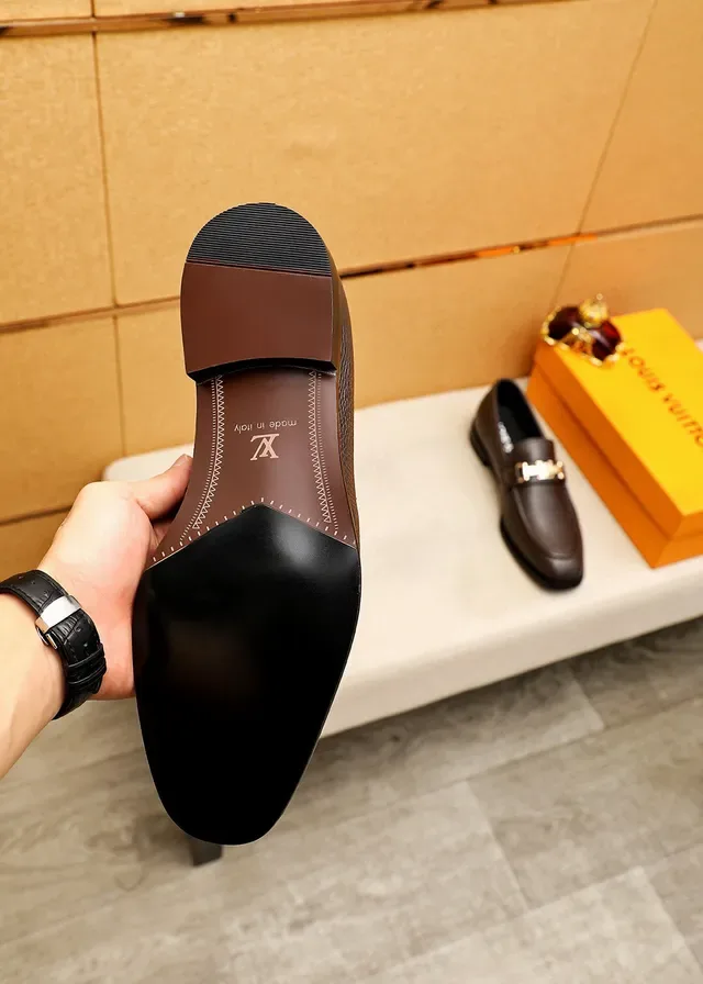 Louis Vuitton Marrón Dorado Cuero Pebbled Correa Metal LV Hebilla Loafer 8