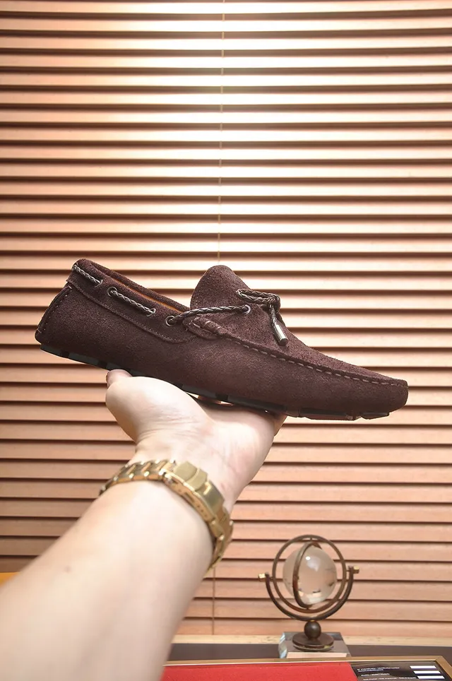 Louis Vuitton Mocassins en Daim Marron avec Lacets en Corde 4