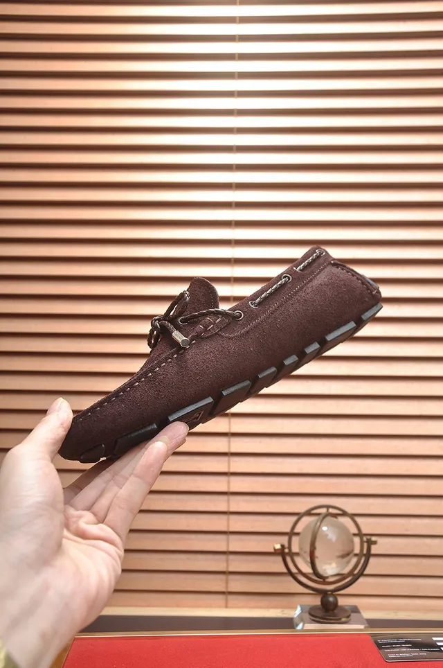 Louis Vuitton Mocassins en Daim Marron avec Lacets en Corde 5