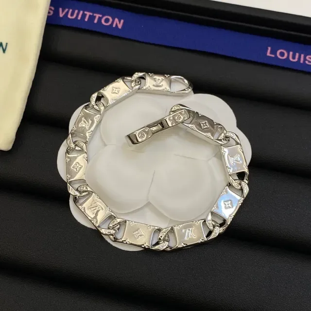 Louis Vuitton Camellia Silver White Monogram-Engraved Curb Chain Floral Centerpiece Necklace 2