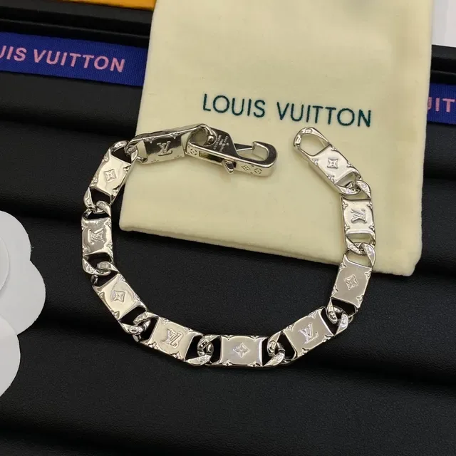 Louis Vuitton Camellia Silver White Monogram-Engraved Curb Chain Floral Centerpiece Necklace 3