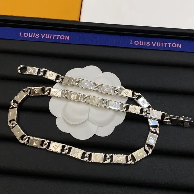 Louis Vuitton Camellia Silver White Monogram-Engraved Curb Chain Floral Centerpiece Necklace 4