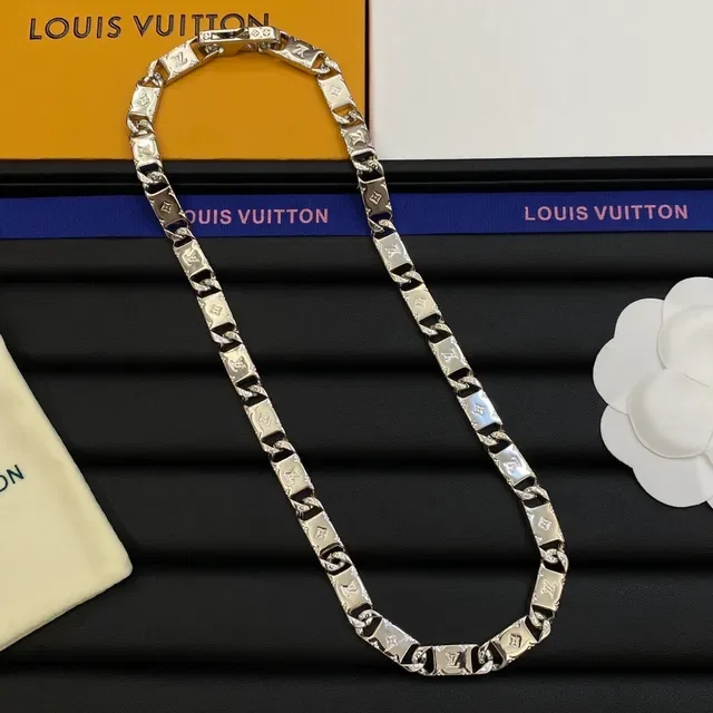 Louis Vuitton Camellia Silver White Monogram-Engraved Curb Chain Floral Centerpiece Necklace 5