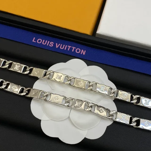 Louis Vuitton Camellia Silver White Monogram-Engraved Curb Chain Floral Centerpiece Necklace 6
