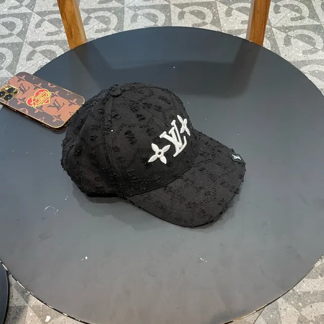 Louis Vuitton متآكل أسود LV نقش زهري قبعة بيسبول 4
