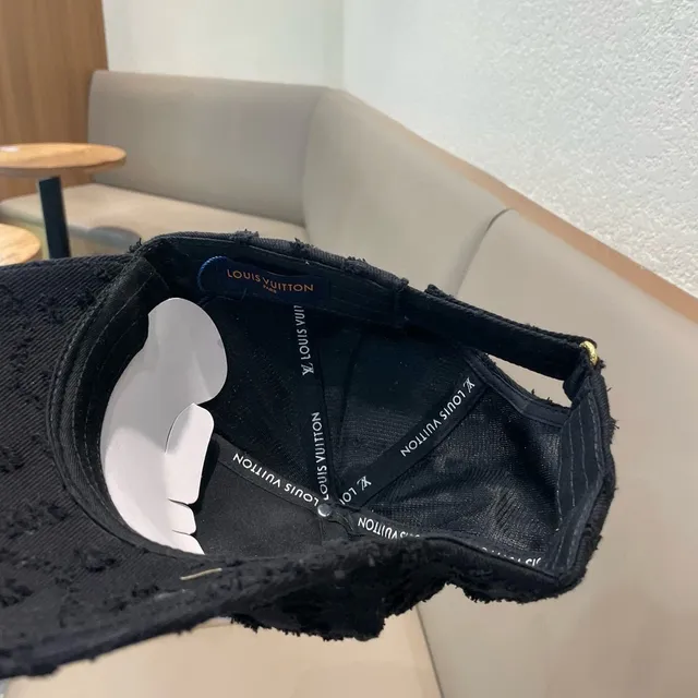Louis Vuitton متآكل أسود LV نقش زهري قبعة بيسبول 8