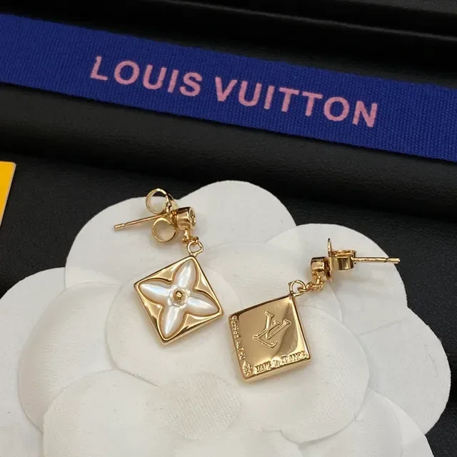 Louis Vuitton Flower Gold White Quatrefoil Floral Motif Diamond-Shaped Pendant Earrings 4