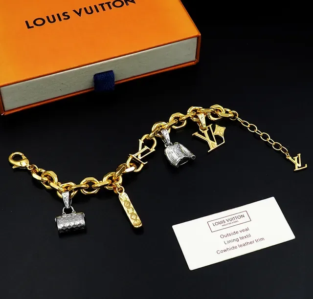 Louis Vuitton गोल्ड सिल्वर कर्ब चेन मल्टी-चार्म पेंडेंट डिज़ाइन ब्रेसलेट 2