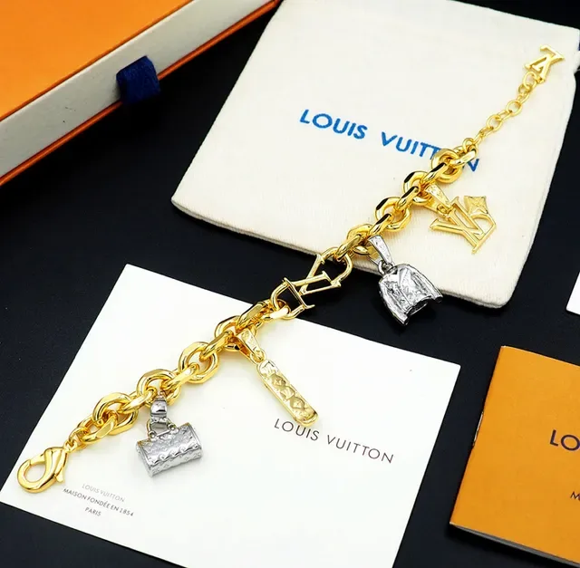 Louis Vuitton गोल्ड सिल्वर कर्ब चेन मल्टी-चार्म पेंडेंट डिज़ाइन ब्रेसलेट 4