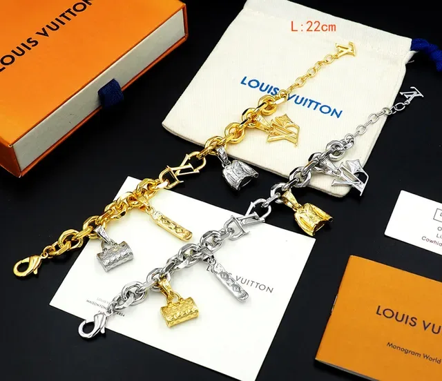 Louis Vuitton गोल्ड सिल्वर कर्ब चेन मल्टी-चार्म पेंडेंट डिज़ाइन ब्रेसलेट 5