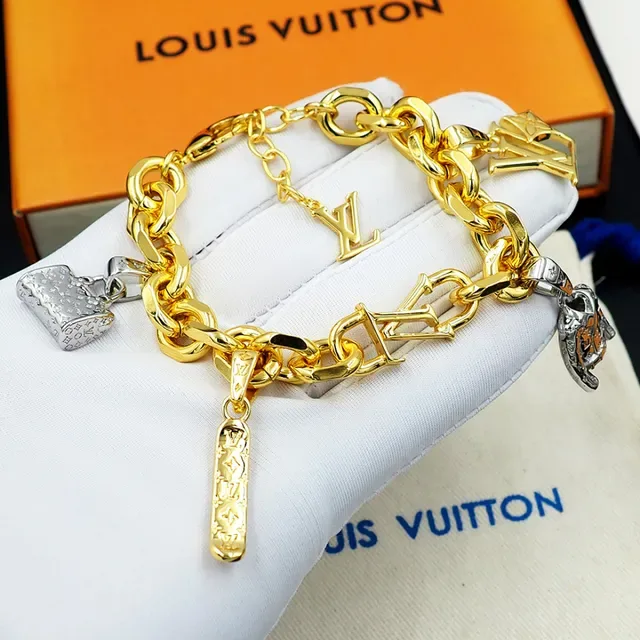 Louis Vuitton गोल्ड सिल्वर कर्ब चेन मल्टी-चार्म पेंडेंट डिज़ाइन ब्रेसलेट 7