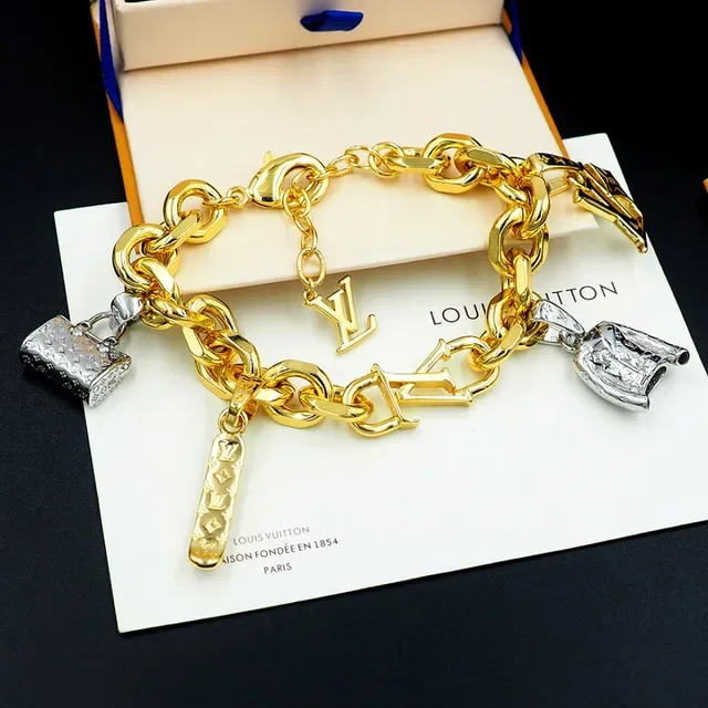Louis Vuitton गोल्ड सिल्वर कर्ब चेन मल्टी-चार्म पेंडेंट डिज़ाइन ब्रेसलेट 8