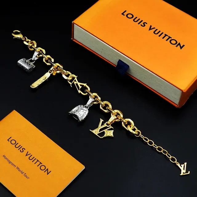 Louis Vuitton गोल्ड सिल्वर कर्ब चेन मल्टी-चार्म पेंडेंट डिज़ाइन ब्रेसलेट 10