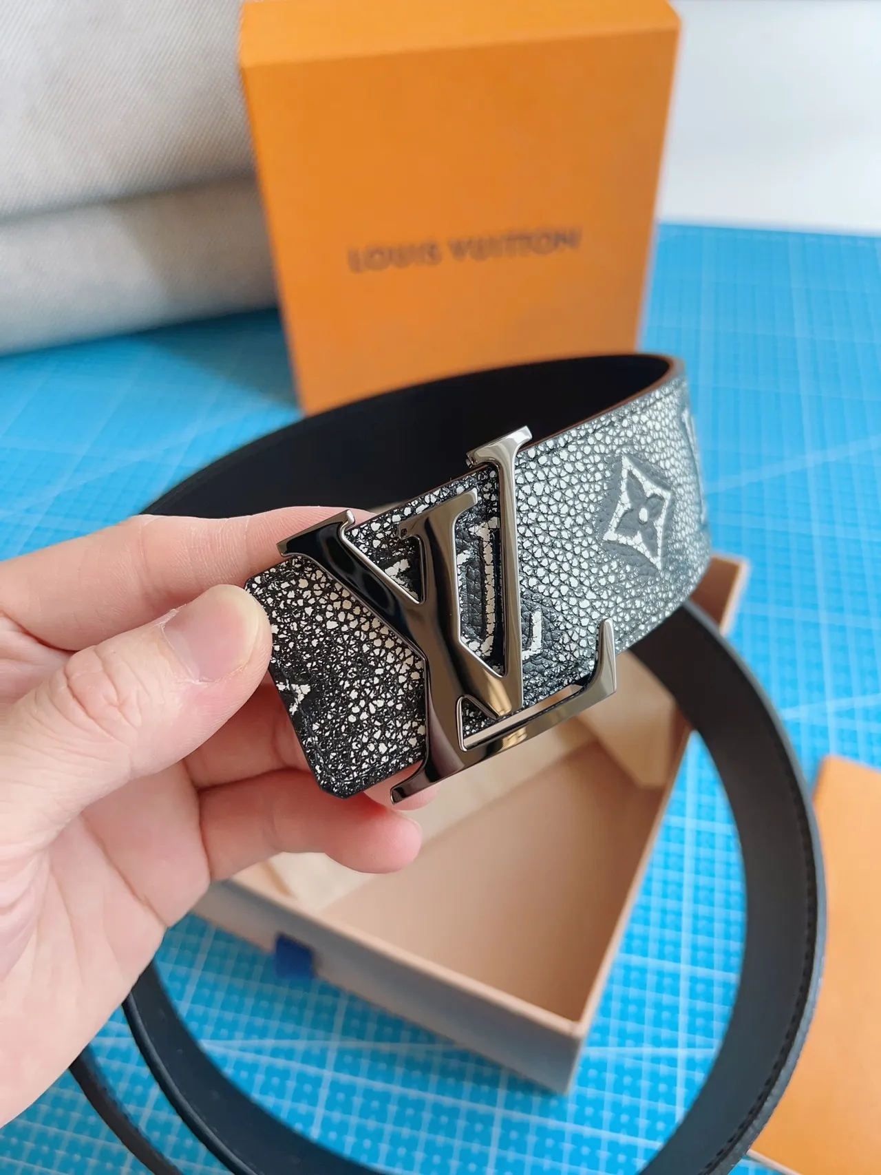 Louis Vuitton ধূসর কালো এমবসড মনোগ্রাম টেক্সচার্ড শাগ্রিন-লাইক ফিনিশ লেদার বেল্ট 2