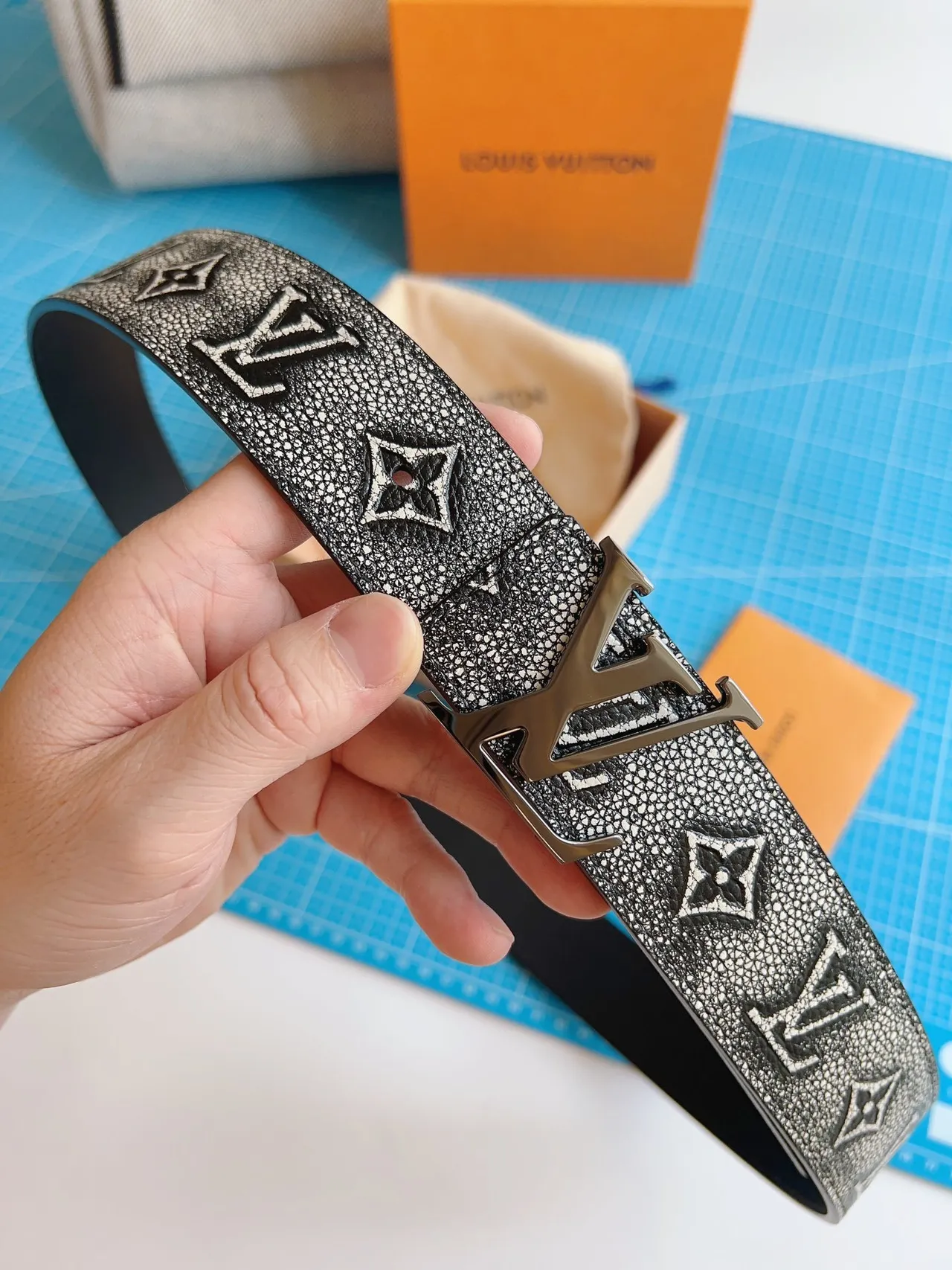 Louis Vuitton ধূসর কালো এমবসড মনোগ্রাম টেক্সচার্ড শাগ্রিন-লাইক ফিনিশ লেদার বেল্ট 3