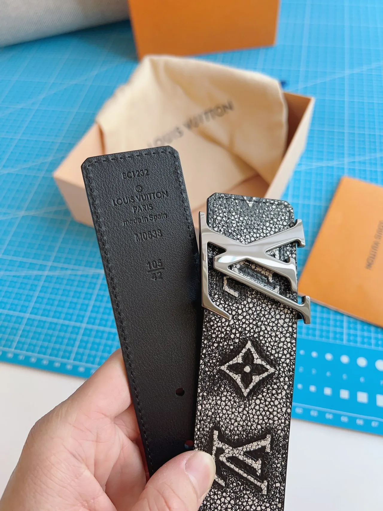 Louis Vuitton ধূসর কালো এমবসড মনোগ্রাম টেক্সচার্ড শাগ্রিন-লাইক ফিনিশ লেদার বেল্ট 4