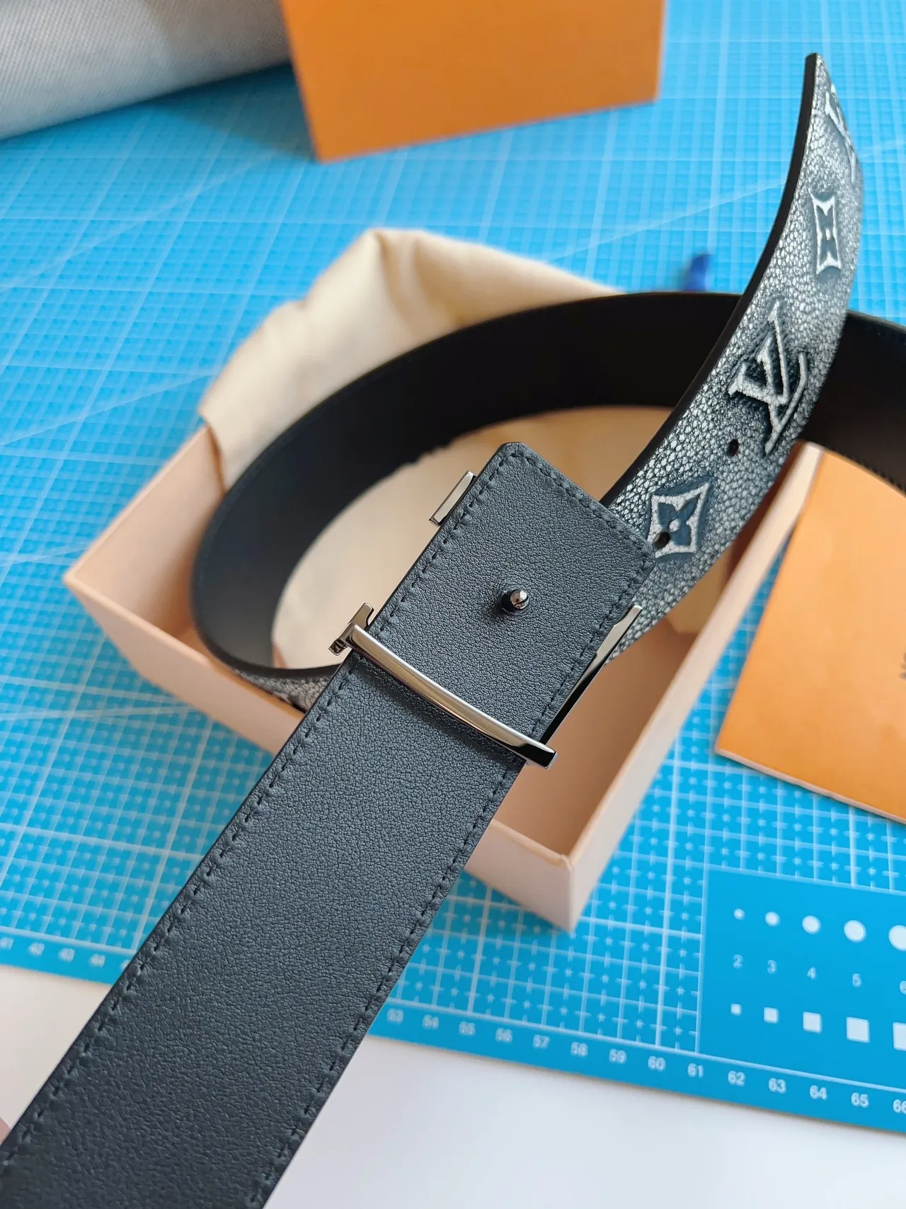 Louis Vuitton ধূসর কালো এমবসড মনোগ্রাম টেক্সচার্ড শাগ্রিন-লাইক ফিনিশ লেদার বেল্ট 5
