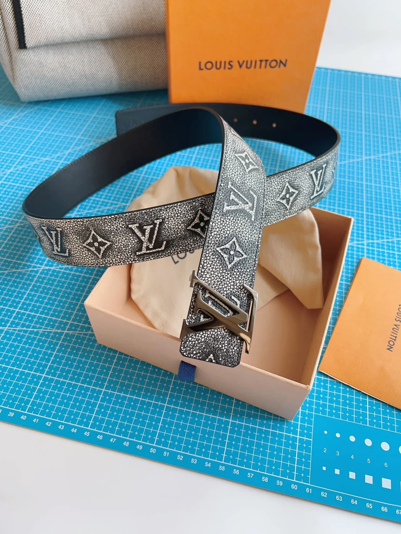 Louis Vuitton ধূসর কালো এমবসড মনোগ্রাম টেক্সচার্ড শাগ্রিন-লাইক ফিনিশ লেদার বেল্ট 6
