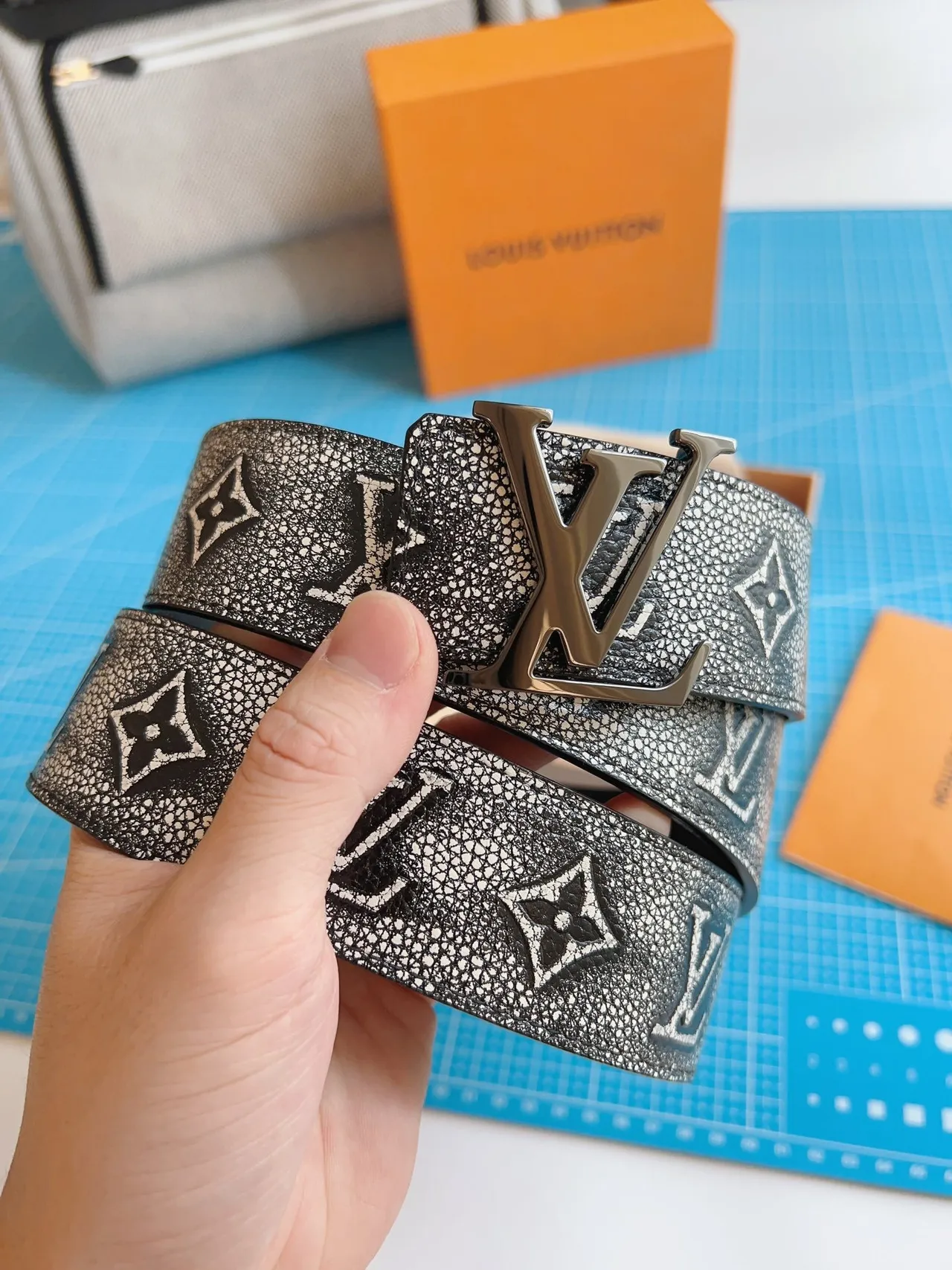 Louis Vuitton ধূসর কালো এমবসড মনোগ্রাম টেক্সচার্ড শাগ্রিন-লাইক ফিনিশ লেদার বেল্ট 7