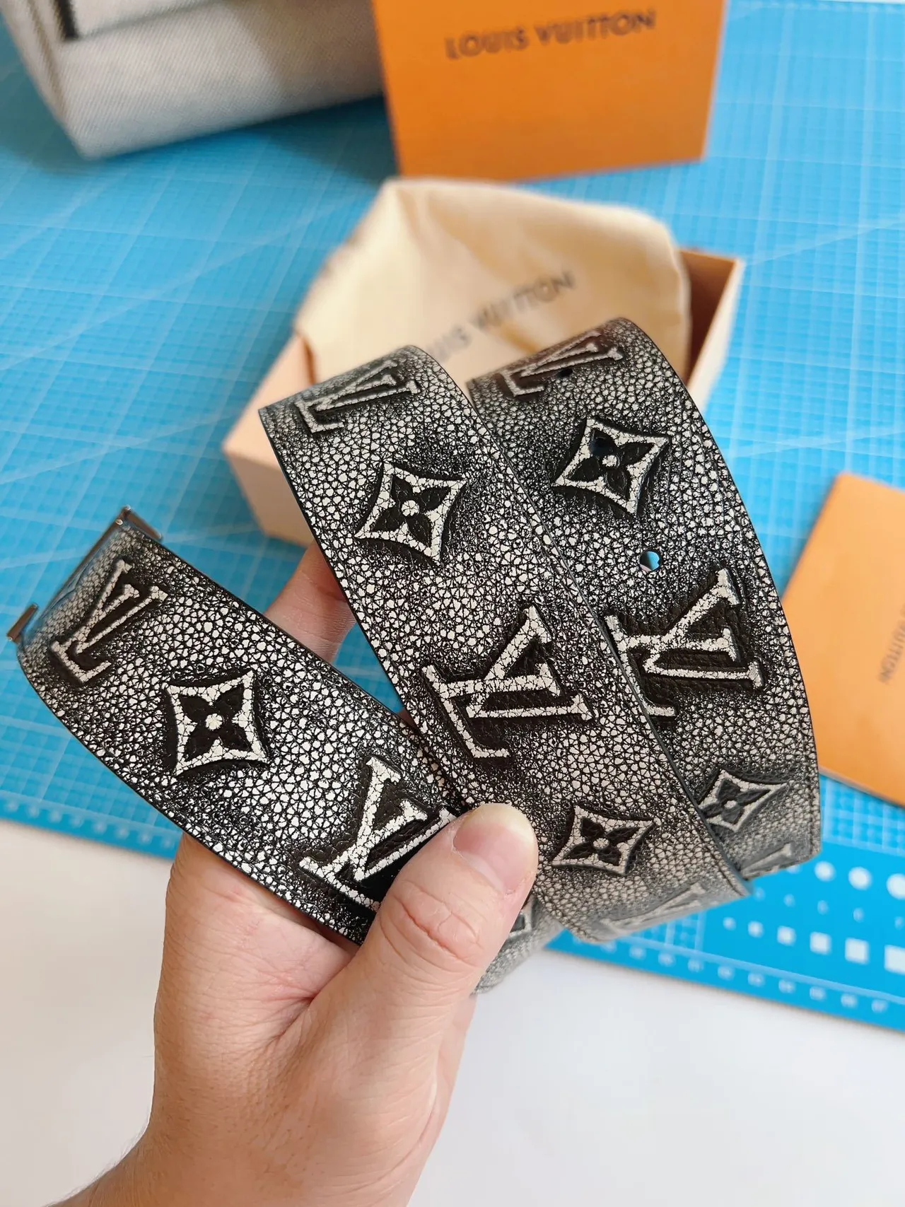 Louis Vuitton ধূসর কালো এমবসড মনোগ্রাম টেক্সচার্ড শাগ্রিন-লাইক ফিনিশ লেদার বেল্ট 9