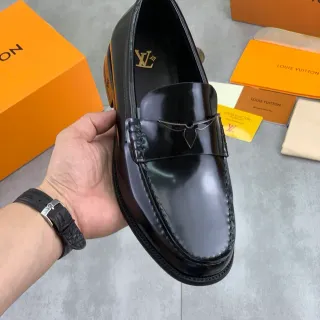 Louis Vuitton 角饰乐福鞋 黑色金色亮面漆皮金属乐福鞋