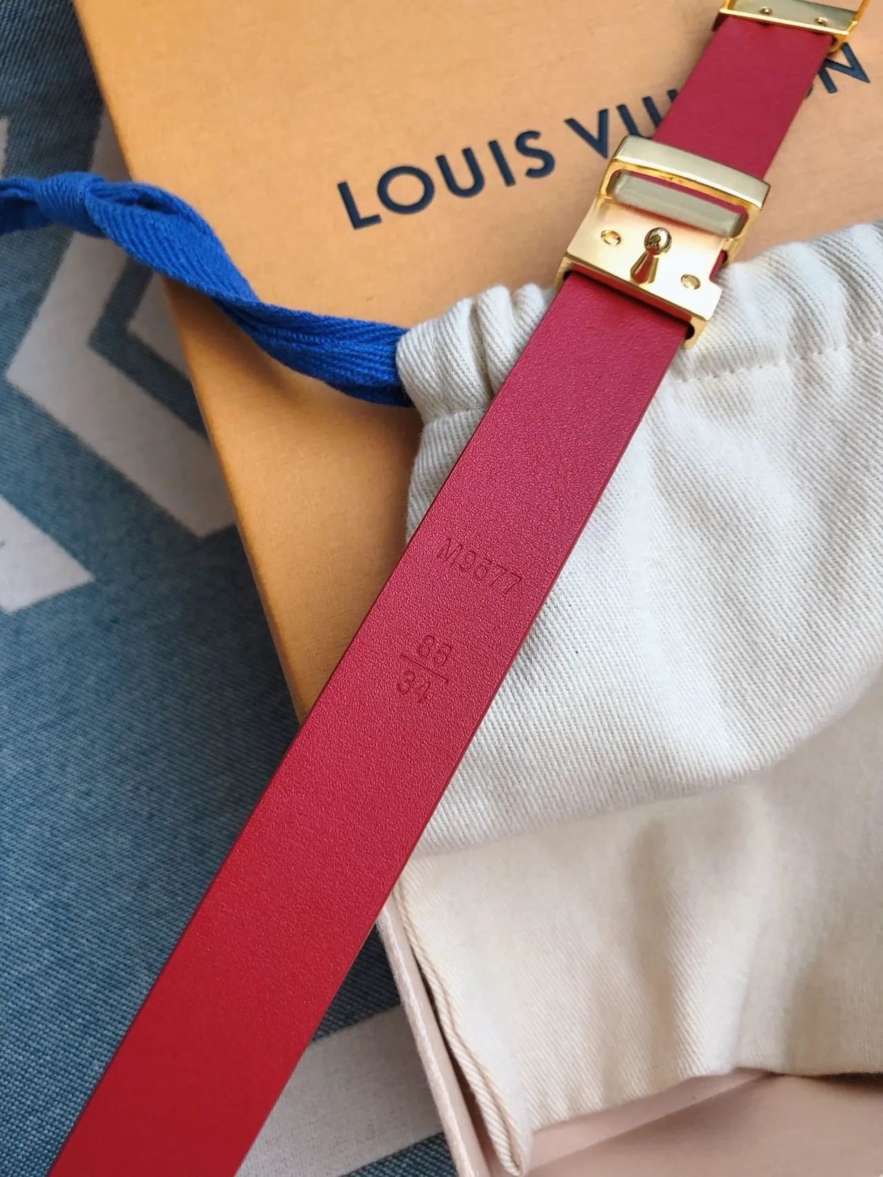 Louis Vuitton LV Sangle Tressée Rouge Boucle Dorée à Verrou Cuir 4