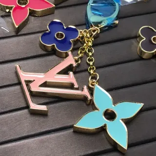مجوهرات لويس فيتون LV زهرة وردي أزرق معدن مطلي بالإيمال إطار ذهبي