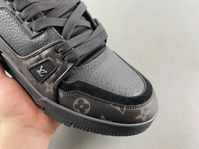 Louis Vuitton LV Trainer Tênis Lifestyle Preto Cinza Monograma Lona Couro Pebbled 2
