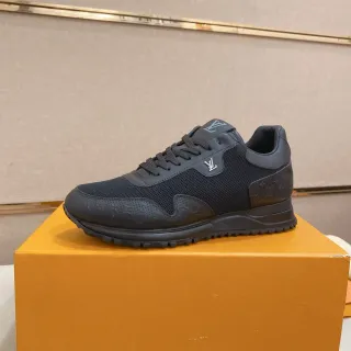Louis Vuitton LV Trainer tênis lifestyle pretos com monograma embossado e painéis de malha