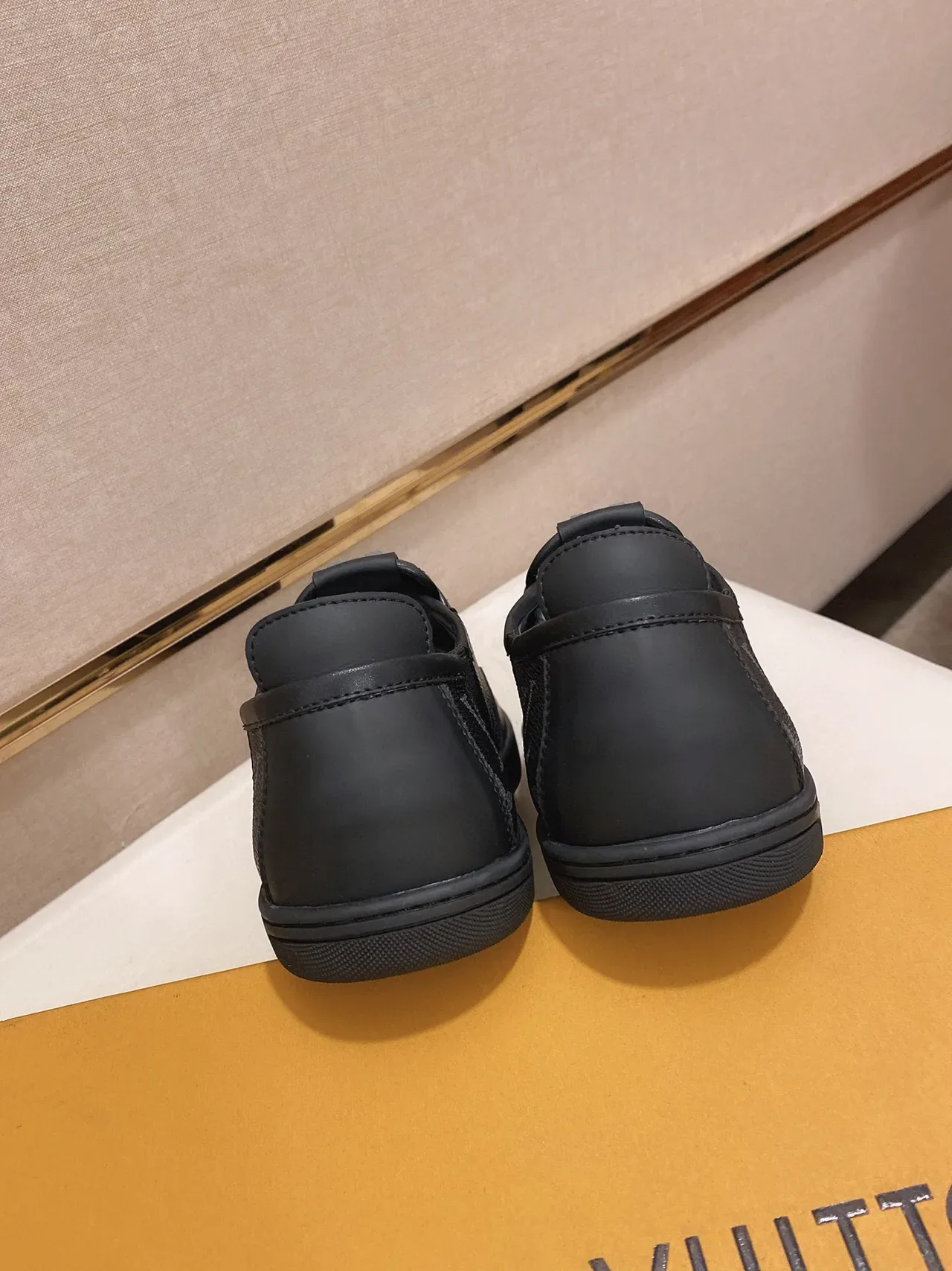 Louis Vuitton LV Trainer Sneakers Lifestyle Noires Monogramme Cuir Elastique Lateral 3