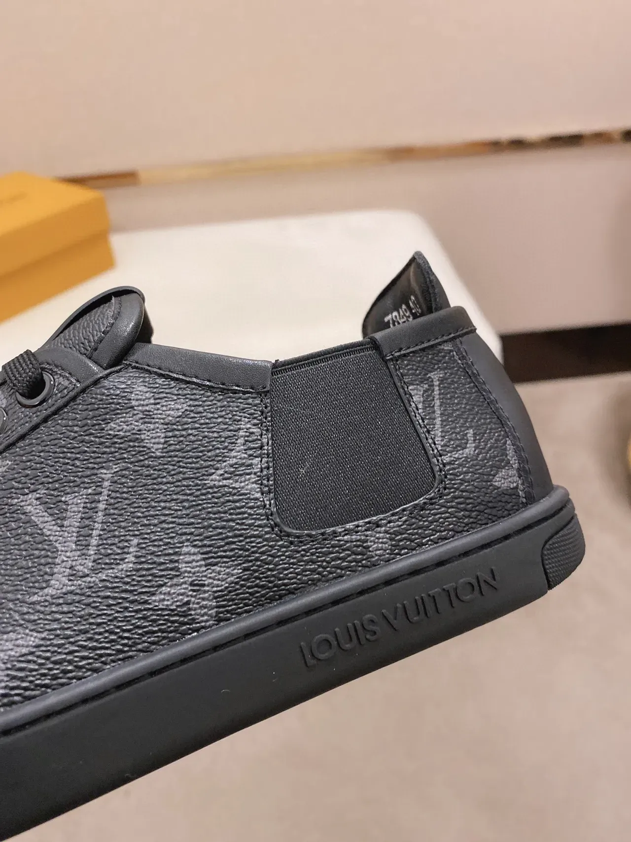 Louis Vuitton LV Trainer Sneakers Lifestyle Noires Monogramme Cuir Elastique Lateral 4
