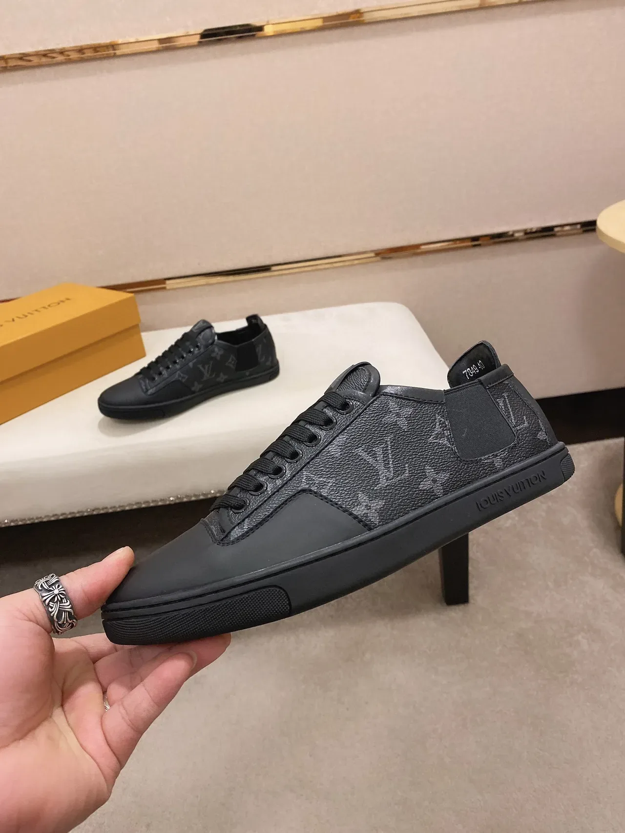Louis Vuitton LV Trainer Sneakers Lifestyle Noires Monogramme Cuir Elastique Lateral 8