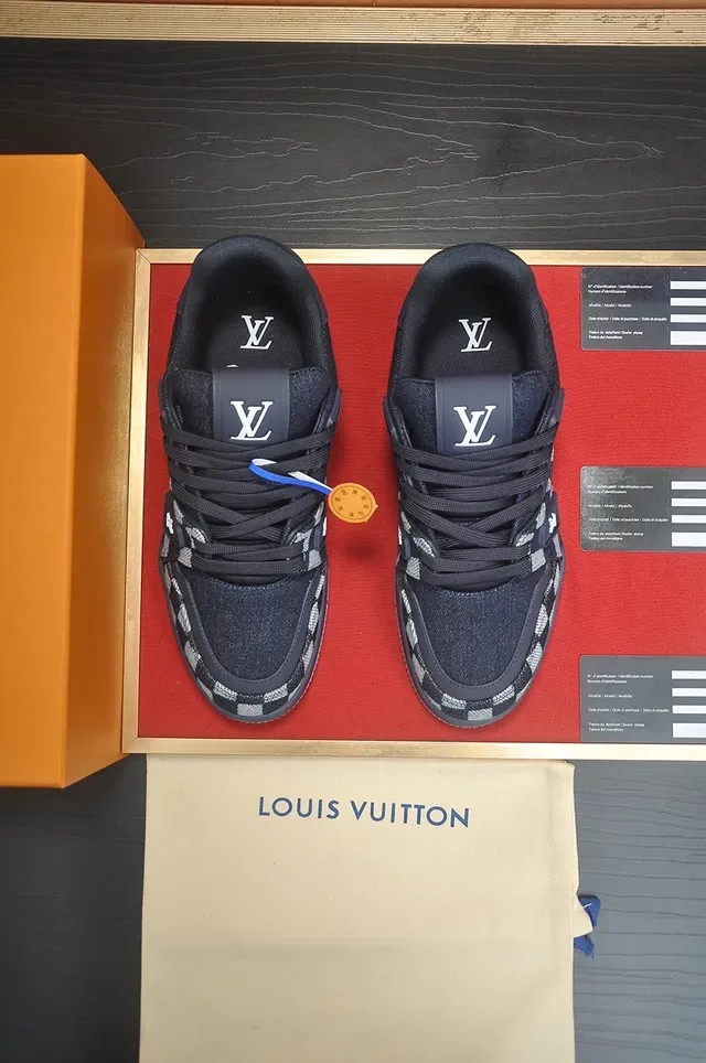লুইস ভিটন LV Trainer কালো সাদা চেকারবোর্ড মনোগ্রাম উপরের লোগো প্ল্যাক স্ট্র্যাপ লাইফস্টাইল স্নিকার্স 5